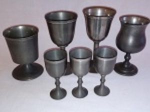 Sete cálices de diferentes modelos em estanho, diversos fabricantes. Alts. 14,5 - 13,5 - 12,5 - 10,5 e 9,5cm.