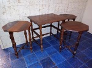 Mesa auxiliar e 3 mesinhas dobráveis de encaixe, madeira brasileira, pés torneados, borda do tampo em degrau. Mesa auxiliar 60 x 61 x 48cm e mesinha dobrável, aberta 56 x 40 x 38cm. Necessita restauro em uma das mesinhas e lustração geral. No estado.