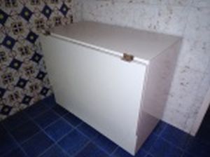Bancada em madeira brasileira forrada em fórmica branca, frente dobrável formando mesa, interior com 1 prateleira. Fechada 80 x 94 x 50cm. Aberta 80 x 94 x 100cm.