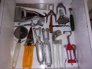 Quatorze utensílios para cozinha, diversos materiais e marcas. Sinais de uso.