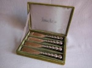 Quatro espátulas para pastas, metal espessurado a prata, cabo com esferas. Marcado. Estojo original. Comp. 14cm.