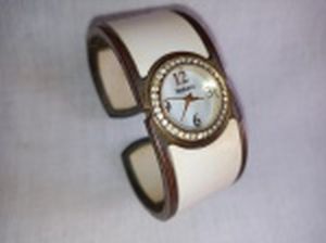 Relógio de pulso, feminino, caixa e pulseira de metal, aro com diversas pedrinhas brilhantes. Marcado Style & Cº. No estado, usado e sem garantias.