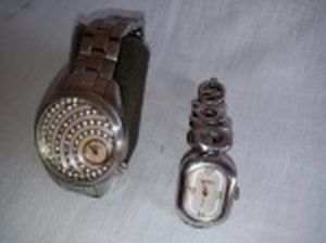 Dois relógios de pulso, feminino, caixa e pulseira de metal. Marcados Fossil. No estado, usado e sem garantias.