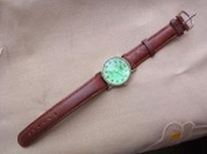 Relógio de pulso, caixa de metal, pulseira de couro. Marcado Giorgio Armani. No estado e sem garantias. Sem uso.