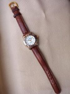 Relógio calendário de pulso, feminino, caixa em metal, pulseira de couro. Marcado Fila. No estado, usado e sem garantias.