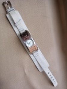 Relógio de pulso, feminino, caixa de metal, pulseira de couro. marcado DKNY. No estado, usado e sem garantias.