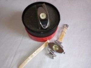 Dois relógios de pulso, feminino, caixa de metal, pulseira de couro. Marcados Diesel e Ana Hickmann. No estado, usados e sem garantias.