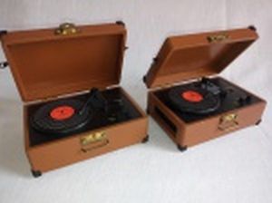 Duas caixas de música em madeira pintada de marrom, interior na forma de toca discos. Funcionando, mecanismo de interromper a música sem funcionar. No estado e sem garantias. 4 x 10 x 7cm cada.
