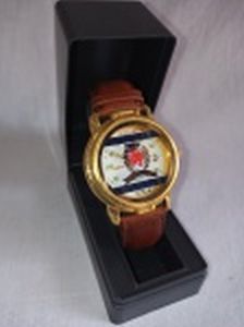 Relógio de pulso, caixa de metal amarelo, pulseira de couro. Marcado Tommy Hilfiger. No estado, usado e sem garantias.