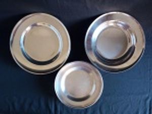 Cinco pratos rasos, 5 de sobremesa e 1 fundo, em metal prateado (inox), lisos. Marcas de uso. Diams. 22,5 e 19cm.
