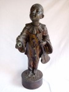 "Pierrot com violão" escultura em petit bronze patinado. Assinatura não identificada na base. Defeito na base dos pés. No estado. Alt. 48cm.