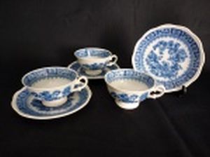 Três xícaras para café com respectivos pires, porcelana branca polonesa decorada com flores e vasos em jardim na tonalidade azul. Marcada no fundo KPM.
