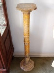 Coluna em alabastro rajado de cinza, base oitavada, coluna cilíndrica, tampo quadrado com cantos chanfrados. Com quebrados, no estado. Alt. 92 x 18,5 x 18,5cm.