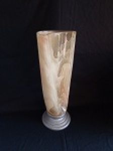 Vaso em resina bege, base redonda em degraus, em alumínio. Alt. 41cm.