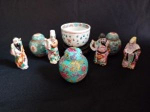 Oito peças em porcelana policromada: 4 dos Sete Deuses da Felicidade (Alt. 8,5cm), 3 potiches bojudos (Alt. 7cm) e bowl com peanha de madeira. (Alt. total 8cm).