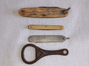 COLECIONISMO - Três canivetes modelos e materiais diferentes e 1 abridor em ferro marcado Brahma. Comp. do maior 8,5cm.