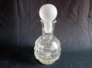 Garrafa para licor em grosso vidro moldado e facetado com quadrados, fundo estrelado. Tampa em vidro acetinado, adaptada. Alt. total 22cm.