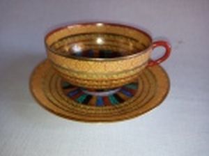 Xícara para chá com respectivo pires, porcelana japonesa decorada no padrão Satzuma. Marcada no fundo.