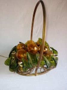 Luminária de mesa para 10 luzes na forma de cesto com frutos e folhas, cesto de metal amarelo, frutos e folhas em vidro ao gosto de Murano. Necessita revisão na parte elétrica. No estado. 33 x 28 x 20cm.