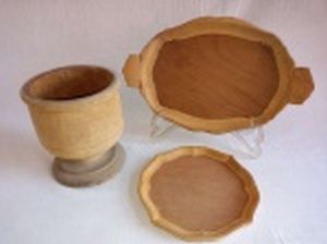 Três peças em madeira crua para trabalhos de pintura artesanal: Vaso com pé, bandeja com alças e bandeja redonda. No estado. 16,5 - 33,5 x 21 e Diam. 19cm.