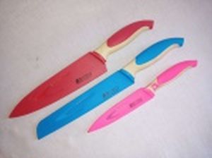 Três facas coloridas com bainha e cabos emborrachados. Marcadas Maxwell & Williams, Designer Homewares, Usadas e no estado. Comps. 33 - 33 e 24cm.