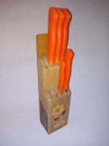 Cepo de madeira com 5 facas (faltam 3), cabos de plástico rígido na tonalidade abóbora. Manufatura Tramontina. Alt. total 35cm.