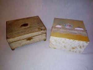 Duas caixas em madeira brasileira patinadas, 1 aplicada com utensílios para o chá. 9,5 x 21 x 15 e 9,5 x 18 x 18cm.