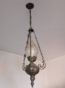 Lustre para 1 luz, metal prateado na forma de lampadário. Cúpula de vidro satiné representando chama flamejante. Apresenta oxidação. Alt. 103cm.