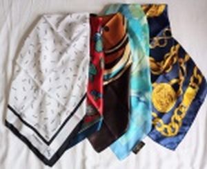 Cinco lenços em tecido estampado sendo 1 com estampa da grife Yves Saint Laurent. Maior 90 x 90cm.
