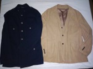 Dois blazer da marca Polo by Ralph Lauren; 1 em camurça marrom, forro acetinado. Tamanho XXL e 1 em brim azul escuro, botões de metal. Tamanho XL.