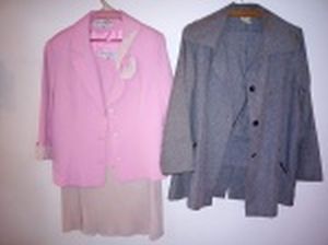 Dois conjuntos ; 1 de saia e blazer e 1 de calça e blazer, tecidos e modelos diversos.
