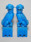 Par de cães-de-fó em porcelana vitrificada azul, modelagem tipicamente chinesa, leve desgaste na vitrificação de um deles. Alts. 37cm.