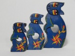 Grupo escultório composto de 3 gatos em madeira patinada de azul, decoração policromada. Apresentam bicados, um com quebrado. Alts. 20, 15 e 12cm.