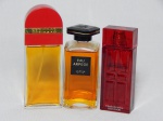 Três perfumes: a) "Eau Aperge", da Lanvin, Paris. 10 x 4,5 x 4,5cm. b) "Red Door", da Elizabeth Arden. 13 x 5 x 3cm. c) "Red Door", da Elizabeth Arden, edição especial com frasco no formato de porta. Usado. 11 x 4 x 10cm.
