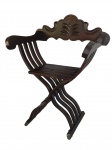 Cadeira savonarola em madeira nobre, encosto removível entalhado com volutas e desenho de acantos. 85 x 62 x 50cm.
