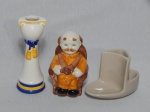 Três peças em cerâmica vitrificada, floreira em azul e amarelo, cofre na forma de senhor sentado e organizador porta-canetas. Alts. 17, 14 e 10cm.