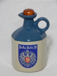 Antiga garrafa em cerâmica da Vodka Doble W, vazia, tampa com rolha danificada. Alt. 21cm.