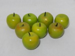 Oito maçãs verdes decorativas confeccionadas em material plástico. Alts. 8cm.