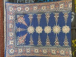 Toalha francesa de mesa, 100% algodão, estampada com motivos persas da região de Cashmere. fundo azul. Etiqueta da Manufatura Beauville. 390 x 170cm.