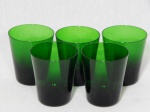 Cinco copos em vidro verde escuro. Apresenta leves defeitos de fábrica. Alt. 9cm.