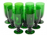 Nove taças em vidro verde escuro. Um com leve bicado. Alt. 16cm.
