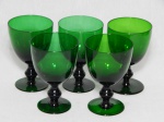 Cinco taças para vinho tinto em vidro verde escuro. Apresenta bolhas, defeitos de fábrica. Alt. 13cm.