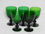 Cinco taças para vinho branco em vidro verde escuro. Uma com bicado. Alt. 12cm.