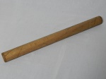 Chocalho em madeira artesanal dito pau-de-chuva, manufaturado no Amazonas. Comp. 50cm.