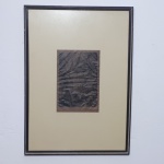 Gravura emoldurada representando figura feminina mística, assinatura não identificada à lápis, localizada São Paulo, datada 1965, 22 x 15cm. Moldura envidraçada 53 x 37cm.