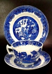 WILLOW ENGLAND - Suntuoso trio para chá e bolo em porcelana inglesa `Blue and White` Fenton / Wood & Sons com rica decoração oriental de pagodes. Medem 6,5 x 9,5 cm a xícara, 14 cm de diâmetro o pires e 17,5 cm de diâmetro o prato para bolo.