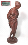 ARTE ERÓTICA - Bela escultura de dama semi desnuda rica em detalhes assinada na base com selo CHARLES CUMBERWORTH. Mede 35 cm de altura por 10 cm de diâmetro na base. OBS: Material indefinido, podendo ser estuque, cerâmica ou argila.