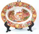ENOCH WOOD`S - WOOD & SONS ENGLAND - Bela molheira oval em fina porcelana inglesa de rica policromia em decoração de cena de vilarejo europeu. Mede 25 cm de comprimento / 5,5 cm de profundidade / 18 cm de largura.