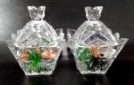 Belo par de púcaros / porta confeitos em blocos de demi cristal decorados por elementos geométricos em alto relevo e pastilhas coloridas de vidro em seu interior. Medem 14 cm de altura por 10 cm de diâmetro cada.