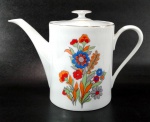 PORCELANA REAL - Lindo bule em porcelana branca ricamente decorado por flores em tons alegres e vibrantes de rica policromia e filetação dourada nas bordas. Mede 16,5 cm de altura por 21 cm de uma alça a outra.